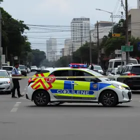 veículo alvejado por tiros em Cotia